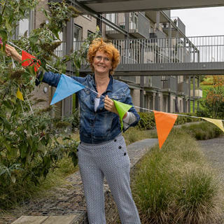 Huurder Karin van den Ban hangt letterlijk de slingers op bij Annas Hoeve in Hilversum 