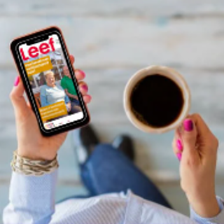 Mobiel met in scherm magazine Leef