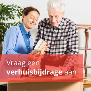 2 oudere mensen pakken een verhuisdoos met boeken uit