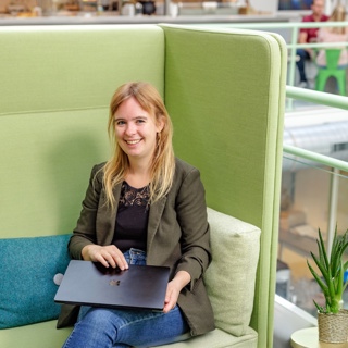 Sfeerbeeld van collega Anne voor de werkenbij pagina